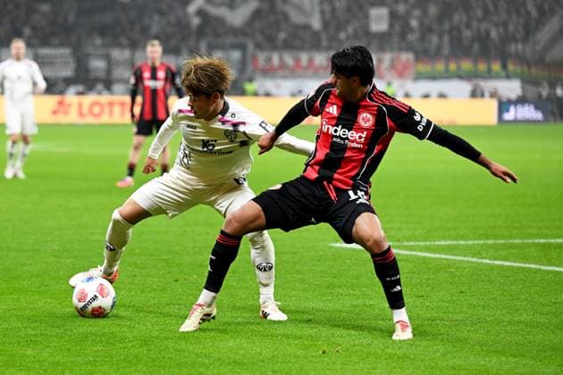 09 11 2025, xpsx, Fussball 1 Bundesliga, Eintracht Frankfurt 1 FSV Mainz 05 v l Kaishu Sano FSV Mainz 05 Mahmoud Dahoud Eintracht Frankfurt Zweikampf, Aktion, action, battle for the ball DFL DFB REGULATIONS PROHIBIT ANY USE OF PHOTOGRAPHS as IMAGE SEQUENCES and or QUASI VIDEO Frankfurt am Main