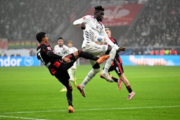 09 11 2025, xpsx, Fussball 1 Bundesliga, Eintracht Frankfurt 1 FSV Mainz 05 v l Ansgar Knauff Eintracht Frankfurt Danny da Costa FSV Mainz 05 Zweikampf, Aktion, action, battle for the ball DFL DFB REGULATIONS PROHIBIT ANY USE OF PHOTOGRAPHS as IMAGE SEQUENCES and or QUASI VIDEO Frankfurt am Main