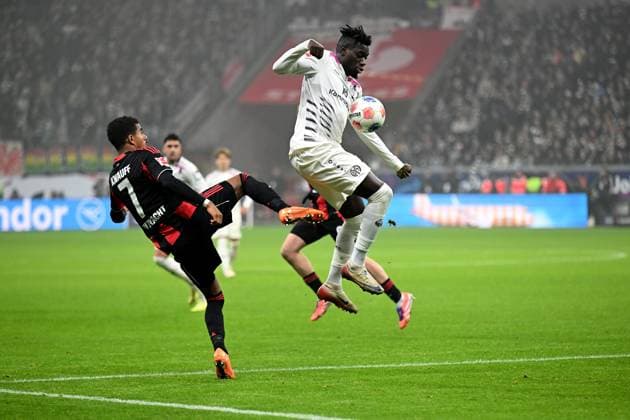 09 11 2025, xpsx, Fussball 1 Bundesliga, Eintracht Frankfurt 1 FSV Mainz 05 v l Ansgar Knauff Eintracht Frankfurt Danny da Costa FSV Mainz 05 Zweikampf, Aktion, action, battle for the ball DFL DFB REGULATIONS PROHIBIT ANY USE OF PHOTOGRAPHS as IMAGE SEQUENCES and or QUASI VIDEO Frankfurt am Main