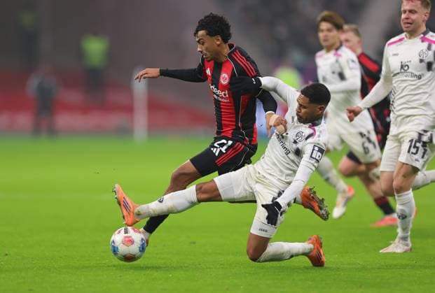 09 11 2025, Soccer Bundesliga, Eintracht Frankfurt 1 FSV Mainz 05, v l , Nathaniel Brown Eintracht Frankfurt , Phillipp Mwene FSV Mainz 05 DFL DFB REGULATIONS PROHIBIT ANY USE OF PHOTOGRAPHS AS IMAGE SEQUENCES AND OR QUASI VIDEO xdcx Copyright: HMBxMedia Claus