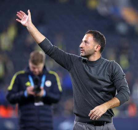 Fenerbahce v Zecorner Kayserispor - Turkish Super Lig ISTANBUL, TURKIYE - NOVEMBER 9: Head Coach Domenico Tedesco of Fenerbahce greets fans after the Turkish Super Lig Week 12 match between Fenerbahce and Zecorner Kayserispor at Chobani Stadium in Istanbul, Turkiye on November 9, 2025. Ali Atmaca Anadolu Istanbul Turkey. Editorial use only. Please get in touch for any other usage.  Copyright: x2025xAnadoluxAlixAtmacax