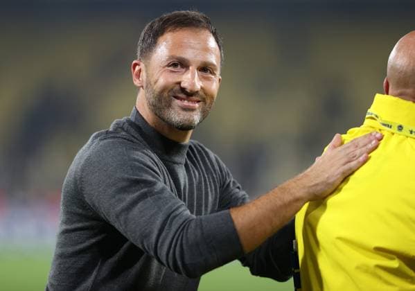 Fenerbahce v Zecorner Kayserispor - Turkish Super Lig ISTANBUL, TURKIYE - NOVEMBER 9: Head Coach Domenico Tedesco of Fenerbahce greets fans after the Turkish Super Lig Week 12 match between Fenerbahce and Zecorner Kayserispor at Chobani Stadium in Istanbul, Turkiye on November 9, 2025. Ali Atmaca Anadolu Istanbul Turkey. Editorial use only. Please get in touch for any other usage.  Copyright: x2025xAnadoluxAlixAtmacax