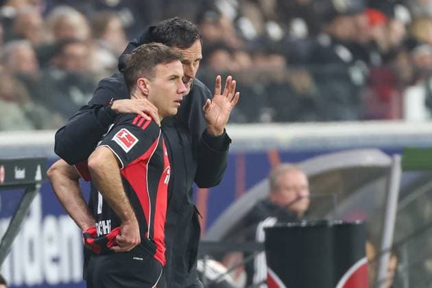 Soccer 1 Bundesliga Eintracht Frankfurt 1 FSV Mainz 05 on 09 11 2025 at Deutsche Bank Park in Frankfurt Coach Dino Toppmöller Toppmoeller Toppmoller Frankfurt gives Mario Götze Goetze Gotze Frankfurt 27 instructions MH