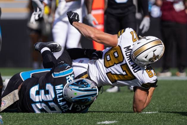 November 9, 2025: New Orleans Saints tight end Foster Moreau (87) is tackled by Carolina Panthers linebacker Trevin Wallace (32) during the first half of the NFL, American Football Herren, USA matchup in Charlotte, NC. ( CSM) Charlotte United States - ZUMAc04_ 20251109_zma_c04_048 Copyright: xScottxKinserx