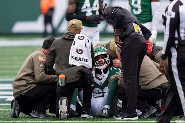 New York Jets cornerback Azareye h Thomas (23) gets looked at by the medical staff as head coach Aaron Glenn, right, comes over during an NFL, American Football Herren, USA football game against the Cleveland Browns, Sunday, Nov. 9, 2025, in East Rutherford, NJ. ( Cal Media) East Rutherford United States of America - ZUMAc04_ 20251109_zma_c04_059 Copyright: xChristopherxSzagolax