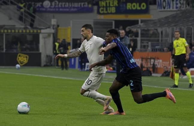 Foto IPP Paolo Bona Milano 09 11 2025 Campionato Serie A di Calcio stagione 2025 2026 partita Inter-Lazio Nella foto Mattia Zaccagni e Denzel Dumfries Italy Photo Press Worldwide Copyright italy Italy ITALY  Copyright: xR4924_italyphotopressx
