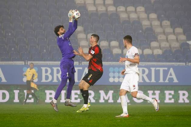 09 11 2025, xavx, Soccer 3 Liga, SV Wehen Wiesbaden FC Viktoria Köln v l Goalkeeper Dudu FC Viktoria Köln plucks the ball from Moritz Flotho SV Wehen Wiesbaden from the air DFL DFB REGULATIONS PROHIBIT ANY USE OF PHOTOGRAPHS as IMAGE SEQUENCES and or QUASI VIDEO Wiesbaden