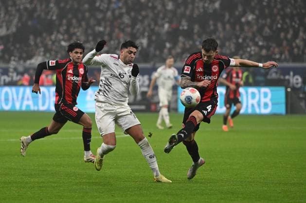 09 11 2025, xpsx, Fußball 1 Bundesliga, Eintracht Frankfurt 1 FSV Mainz 05 v l Nadim Amiri FSV Mainz 05 Robin Koch Eintracht Frankfurt Zweikampf, Aktion, action, battle for the ball DFL DFB REGULATIONS PROHIBIT ANY USE OF PHOTOGRAPHS as IMAGE SEQUENCES and or QUASI VIDEO Frankfurt am Main