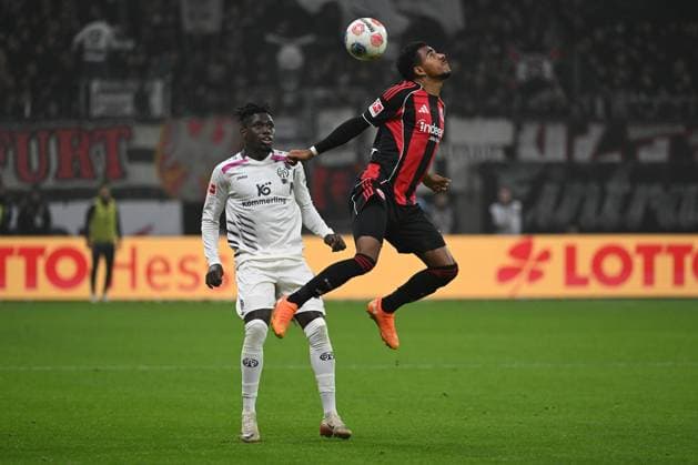 09 11 2025, xpsx, Fußball 1 Bundesliga, Eintracht Frankfurt 1 FSV Mainz 05 v l Danny da Costa FSV Mainz 05 Ansgar Knauff Eintracht Frankfurt Zweikampf, Aktion, action, battle for the ball DFL DFB REGULATIONS PROHIBIT ANY USE OF PHOTOGRAPHS as IMAGE SEQUENCES and or QUASI VIDEO Frankfurt am Main