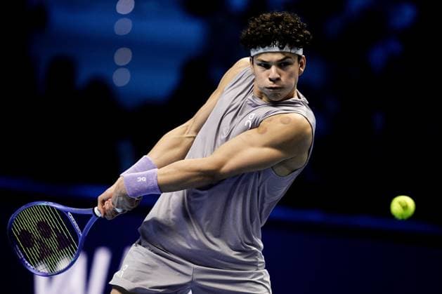 United States™ Ben Shelton returns the ball to Germany s Alexander Zverev during the singles tennis match of the ATP, Tennis Herren World Tour Finals at the Inalpi Arena in Turin, Italy - Sunday, Nov. 9, 2025. - .  Copyright: xMarcoxAlpozzi LaPressex