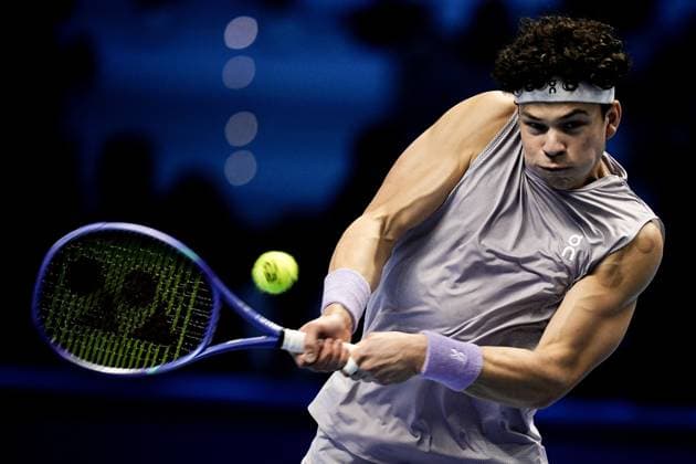 United States™ Ben Shelton returns the ball to Germany s Alexander Zverev during the singles tennis match of the ATP, Tennis Herren World Tour Finals at the Inalpi Arena in Turin, Italy - Sunday, Nov. 9, 2025. - .  Copyright: xMarcoxAlpozzi LaPressex