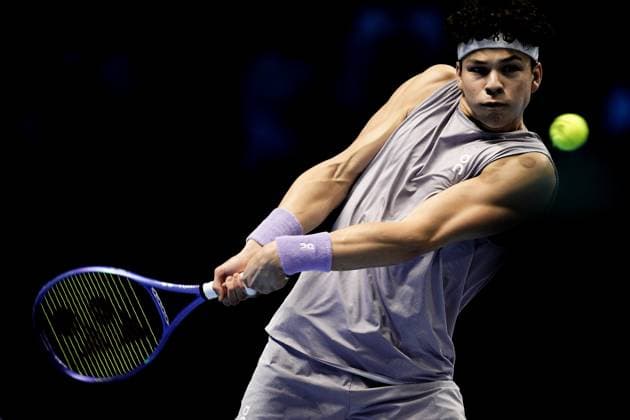 United States™ Ben Shelton returns the ball to Germany s Alexander Zverev during the singles tennis match of the ATP, Tennis Herren World Tour Finals at the Inalpi Arena in Turin, Italy - Sunday, Nov. 9, 2025. - .  Copyright: xMarcoxAlpozzi LaPressex
