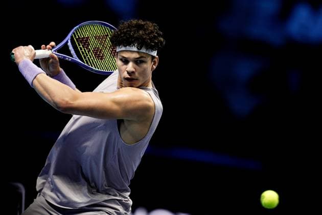United States™ Ben Shelton returns the ball to Germany s Alexander Zverev during the singles tennis match of the ATP, Tennis Herren World Tour Finals at the Inalpi Arena in Turin, Italy - Sunday, Nov. 9, 2025. - .  Copyright: xMarcoxAlpozzi LaPressex