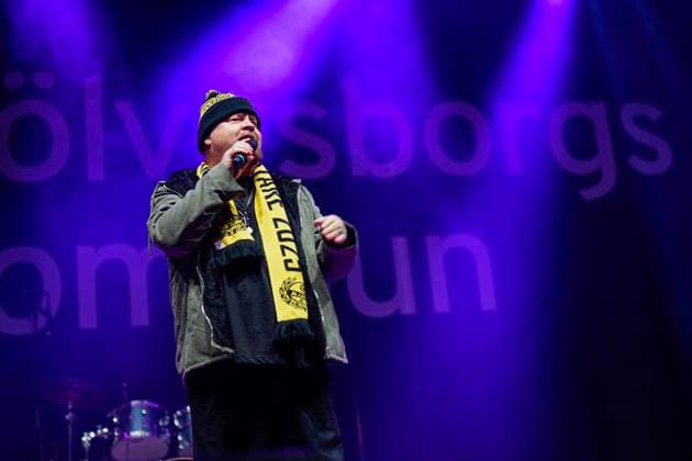 SÖLVESBORG, SWEDEN 20251109 Anders Bagge performs during the municipalitys official celebration in Sölvesborg to pay tribute to Mjällby and the teams Swedish Championship gold in football SÖLVESBORG SWEDEN x9200x  Copyright: xBjörnxLarssonxRosvall TTx MJÄLLBY SM-GULD