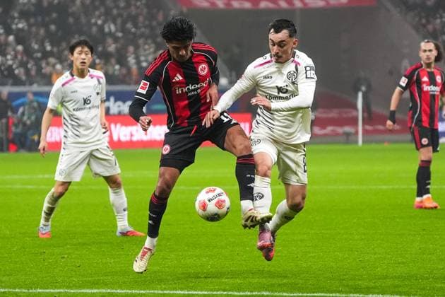 Mahmoud Dahoud Eintracht Frankfurt, 18 vs Paul Nebel 1 FSV Mainz 05, 8 Frankfurt 09 11 2025 Eintracht Frankfurt vs 1 FSV Mainz 05, Deutsche Bank Park, Matchday 10 Bundesliga
