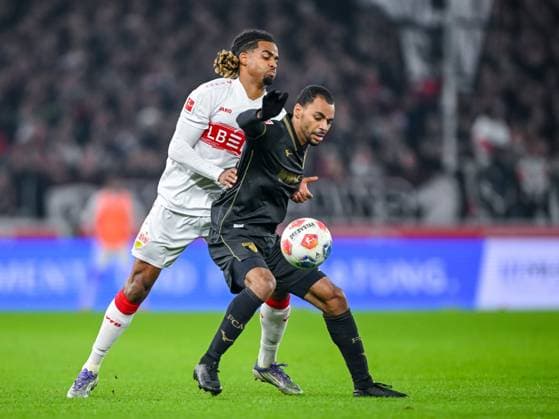 Lorenz Assignon (VfB Stuttgart) und Alexis Claude-Maurice (FC Augsburg) im Zweikampf waehrend des spiels der Bundesliga zwischen VfB Stuttgart und FC Augsburg, MHPArena Stuttgart am 09. November 2025 in Stuttgart, Deutschland. (Foto von Harry Langer DeFodi Images) +++ Lorenz Assignon (VfB Stuttgart) und Alexis Claude-Maurice (FC Augsburg) battle for the ball during the Bundesliga match between VfB Stuttgart and FC Augsburg at MHPArena Stuttgart on November 9, 2025 in Stuttgart, Germany. (Photo by Harry Langer DeFodi Images) DFL regulations prohibit any use of photographs as image sequences and or quasi-video. (Photo by Harry Langer DeFodi Images) DFL regulations prohibit any use of photographs as image sequences and or quasi-video. Lorenz Assignon VfB Stuttgart und Alexis Claude Maurice FC Augsburg im Zweikampf waehrend des spiels der Bundesliga zwischen VfB Stuttgart und FC Augsburg, MHPArena Stuttgart am 09 November 2025 in Stuttgart, Germany Photo by Harry Langer DeFodi Images Lorenz Assignon VfB Stuttgart und Alexis Claude Maurice FC Augsburg battle for the ball during the Bundesliga match between VfB Stuttgart and FC Augsburg at MHPArena Stuttgart on November 9, 2025 in Stuttgart, Germany Photo by Harry Langer DeFodi Images DFL regulations prohibit any use of photographs as image sequences and or quasi video Photo by Harry Langer DeFodi Images DFL regulations prohibit any use of photographs as image sequences and or quasi video