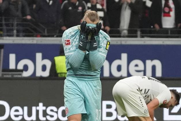 Frustration for goalkeeper Robin Zentner 1 FSV Mainz 05, 27 after the 1 0 by Ritsu Doan Eintracht Frankfurt, 20 Frankfurt 09 11 2025 Eintracht Frankfurt vs 1 FSV Mainz 05, Deutsche Bank Park, 10 Matchday Bundesliga