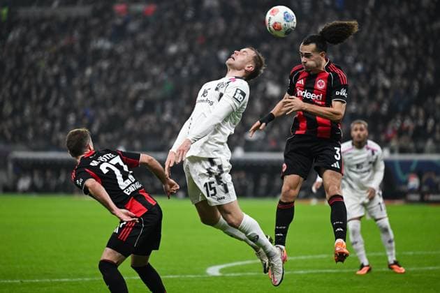 Lennard Maloney 1 FSV Mainz 05, 15 in duel with Arthur Theate Eintracht Frankfurt, 03 , before Mario Götze Eintracht Frankfurt, 27 , GER, Eintracht Frankfurt vs 1 FSV Mainz 05 Football, 1 Bundesliga, Matchday 10, Season 2025 2026, 09 11 2025 DFL REGULATES PROHIBIT ANY USE OF PHOTOGRAPHS AS IMAGE SEQUENCES AND OR QUASI VIDEO GER, Eintracht Frankfurt vs 1 FSV Mainz 05 Football, 1 Bundesliga, Matchday 10, Season 2025 2026, 09 11 2025 Frankfurt am Main Copyright: xEibner-Pressefoto FlorianxWiegandx EP_FWD