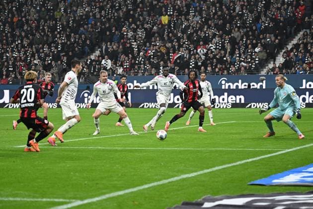 09 11 2025, xjhx, Fussball 1 Bundesliga, Eintracht Frankfurt 1 FSV Mainz 05 v l Ritsu Doan Eintracht Frankfurt Torschuetze, erzielt das Tor, Treffer, scores the goal 1 0 Robin Zentner FSV Mainz 05 DFL DFB REGULATIONS PROHIBIT ANY USE OF PHOTOGRAPHS as IMAGE SEQUENCES and or QUASI VIDEO Frankfurt am Main