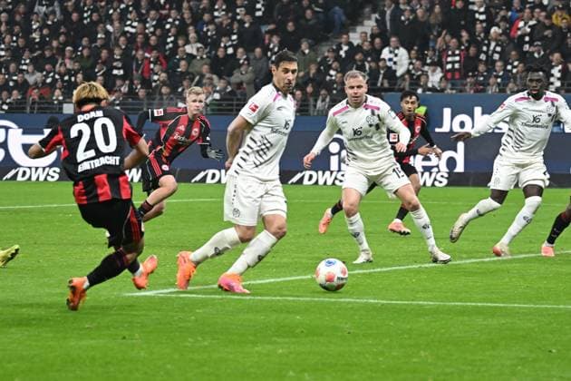 09 11 2025, xjhx, Fussball 1 Bundesliga, Eintracht Frankfurt 1 FSV Mainz 05 v l Ritsu Doan Eintracht Frankfurt Torschuetze, erzielt das Tor, Treffer, scores the goal 1 0 DFL DFB REGULATIONS PROHIBIT ANY USE OF PHOTOGRAPHS as IMAGE SEQUENCES and or QUASI VIDEO Frankfurt am Main