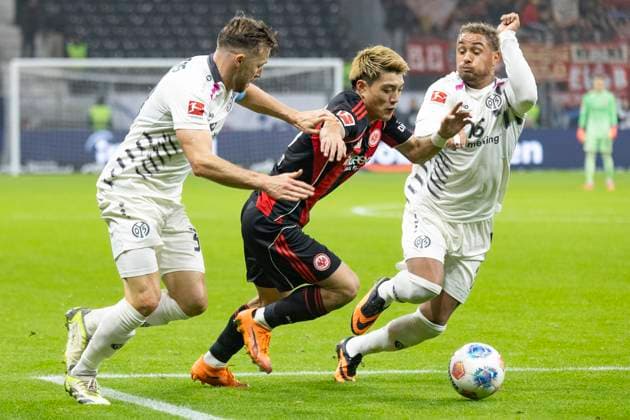 1 Soccer Bundesliga Eintracht Frankfurt 1 FSV Mainz 05, 09 11 2025 E20 PREVAILS AGAINST TWO MAINLANDERS AND FINALLY SCORES THE GOAL FOR 1 0 7 THE GOAL FOR 1 0 Eintracht Frankfurt 1 FSV Mainz 05, Frankfurt, Deutsche Bank Park, 9 11 2025 Copyright: xBEAUTIFULxSPORTS Gawlikx