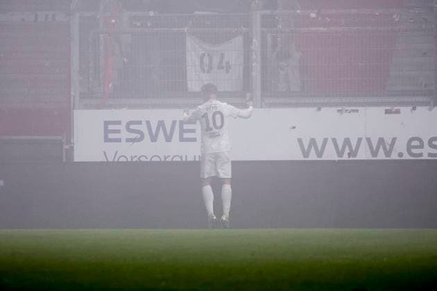 09 11 2025, xavx, Fußball 3 Liga, SV Wehen Wiesbaden FC Viktoria Köln v l David Otto FC Viktoria Köln celebrate the goal, Der Torjubel zum 0 1 im Nebel von Wiesbaden DFL DFB REGULATIONS PROHIBIT ANY USE OF PHOTOGRAPHS as IMAGE SEQUENCES and or QUASI VIDEO Wiesbaden