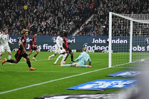 09 11 2025, xjhx, Fussball 1 Bundesliga, Eintracht Frankfurt 1 FSV Mainz 05 v l Ritsu Doan Eintracht Frankfurt Torschuetze, erzielt das Tor, Treffer, scores the goal 1 0 Robin Zentner FSV Mainz 05 DFL DFB REGULATIONS PROHIBIT ANY USE OF PHOTOGRAPHS as IMAGE SEQUENCES and or QUASI VIDEO Frankfurt am Main