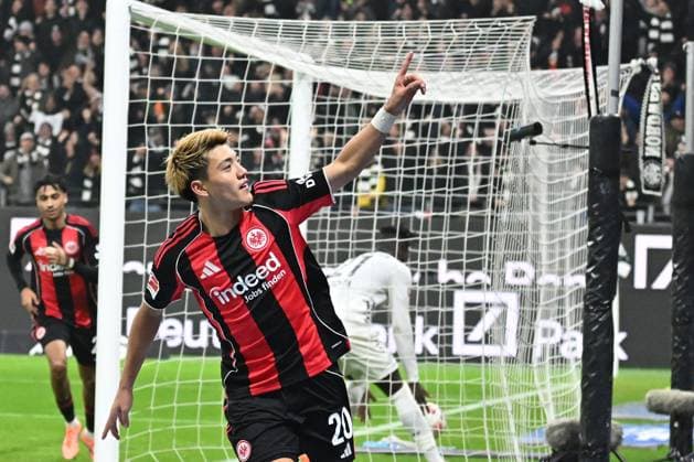 09 11 2025, xjhx, Fußball 1 Bundesliga, Eintracht Frankfurt 1 FSV Mainz 05 v l Torjubel nach dem Tor zum celebrating the goal celebrate 1 0 durch Ritsu Doan Eintracht Frankfurt DFL DFB REGULATIONS PROHIBIT ANY USE OF PHOTOGRAPHS as IMAGE SEQUENCES and or QUASI VIDEO Frankfurt am Main