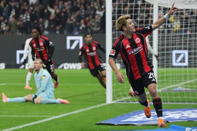 Goal to 1 0 by scorer Ritus Doan Eintracht Frankfurt , No. 20 , Goal celebration in the 81st minute of the match , Eintracht Frankfurt 1 FSV Mainz 05, Rhein Main Derby, Derby, Bundesliga , BL, Season 2025 2026, 10 Match, 09 11 2025, Frankfurt Deutsche Bank Park Germany