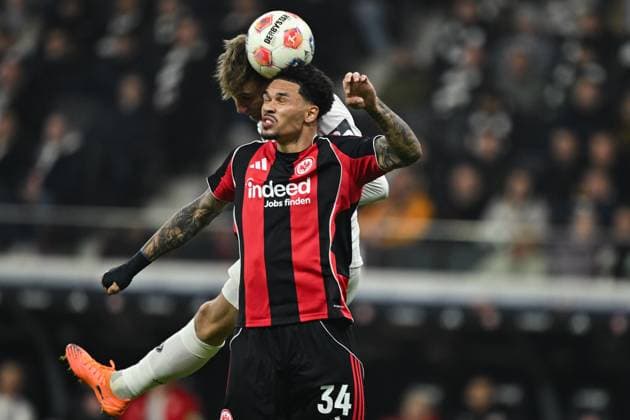 Nelson Weiper 1 FSV Mainz 05, 44 in duel with Nnamdi Collins Eintracht Frankfurt, 34 , GER, Eintracht Frankfurt vs 1 FSV Mainz 05 Soccer, 1 Bundesliga, Matchday 10, Season 2025 2026, 09 11 2025 DFL REGULATES PROHIBIT ANY USE OF PHOTOGRAPHS AS IMAGE SEQUENCES AND OR QUASI VIDEO GER, Eintracht Frankfurt vs 1 FSV Mainz 05 Football, 1 Bundesliga, Matchday 10, Season 2025 2026, 09 11 2025 Frankfurt am Main Copyright: xEibner-Pressefoto FlorianxWiegandx EP_FWD