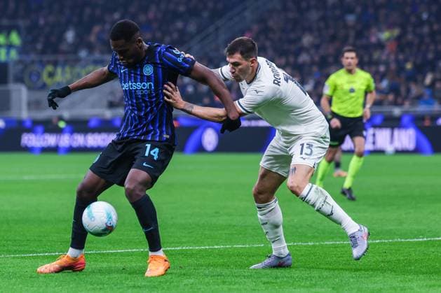 FC Internazionale vs SS Lazio Serie A 2025 26 09 11 2025 Ange Yoan Bonny of FC Internazionale competes for the ball with Alessio Romagnoli of SS Lazio during Serie A 2025 26 football match between FC Internazionale and SS Lazio at San Siro Stadium in Milan Copyright: xBEAUTIFULxSPORTS Carabellix