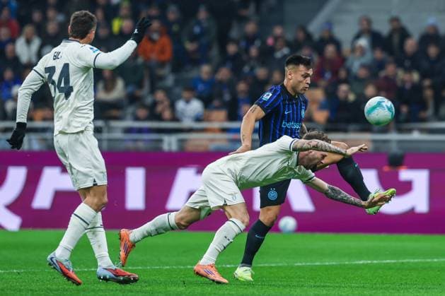 FC Internazionale vs SS Lazio Serie A 2025 26 09 11 2025 Lautaro Martinez of FC Internazionale competes for the ball with Mattia Zaccagni of SS Lazio during Serie A 2025 26 football match between FC Internazionale and SS Lazio at San Siro Stadium in Milan Copyright: xBEAUTIFULxSPORTS Carabellix