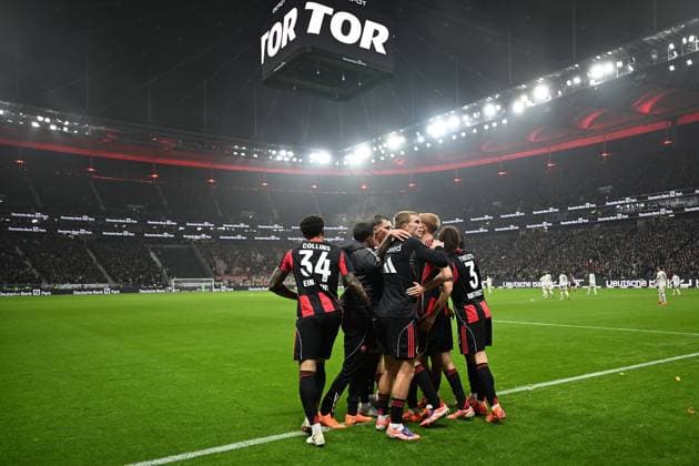 09 11 2025, xjhx, Fußball 1 Bundesliga, Eintracht Frankfurt 1 FSV Mainz 05 v l Torjubel nach dem Tor zum celebrating the goal celebrate 1 0 durch Ritsu Doan Eintracht Frankfurt DFL DFB REGULATIONS PROHIBIT ANY USE OF PHOTOGRAPHS as IMAGE SEQUENCES and or QUASI VIDEO Frankfurt am Main