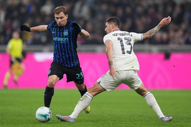 Inter MilanÕs Nicolo Barella fights for the ball with Lazio s Alessio Romagnoli during the Serie A soccer match between Inter and Lazio at the San Siro Stadium in Milan , north Italy - Sunday , November 09 , 2025. - Soccer .  Copyright: xSpada LaPressex
