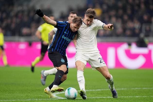Inter MilanÕs Nicolo Barella fights for the ball with Lazio s Toma Basic during the Serie A soccer match between Inter and Lazio at the San Siro Stadium in Milan , north Italy - Sunday , November 09 , 2025. - Soccer .  Copyright: xSpada LaPressex