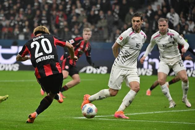 09 11 2025, xekx, Fussball 1 Bundesliga, Eintracht Frankfurt 1 FSV Mainz 05 v l Ritsu Doan Eintracht Frankfurt Torschuetze, erzielt das Tor, Treffer, scores the goal 1 0 DFL DFB REGULATIONS PROHIBIT ANY USE OF PHOTOGRAPHS as IMAGE SEQUENCES and or QUASI VIDEO Frankfurt am Main