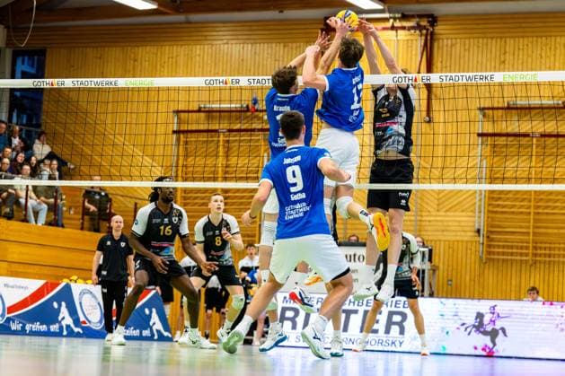 09 11 2025, GER, Volleyball, Season 2025 2026, Men, DVV Cup, Round of 16, Blue Volleys Gotha Barock Volleys MTV Ludwigsburg Justus Krausse Blue Volleys Gotha , Ben Bierwisch Blue Volleys Gotha 99867 Gotha Sporthalle Sportanlage Ernesti Thüringen Germany
