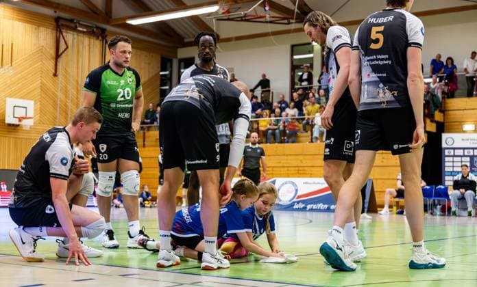 09 11 2025, GER, Volleyball, Season 2025 2026, Men, DVV Cup, Round of 16, Blue Volleys Gotha Barock Volleys MTV Ludwigsburg Symbol image Wischer children playing volleyball 99867 Gotha Sporthalle Sportanlage Ernesti Thüringen Germany
