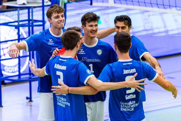 09 11 2025, GER, Volleyball, Season 2025 2026, Men, DVV Cup, Round of 16, Blue Volleys Gotha Barock Volleys MTV Ludwigsburg Justus Krausse Blue Volleys Gotha together with his teammates 99867 Gotha Sporthalle Sportanlage Ernesti Thüringen Germany