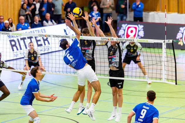 09 11 2025, GER, Volleyball, Season 2025 2026, Men, DVV Cup, Round of 16, Blue Volleys Gotha Barock Volleys MTV Ludwigsburg Jean Filippidis Blue Volleys Gotha in attack 99867 Gotha Sporthalle Sportanlage Ernesti Thüringen Germany