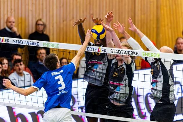 09 11 2025, GER, Volleyball, Season 2025 2026, Men, DVV Cup, Round of 16, Blue Volleys Gotha Barock Volleys MTV Ludwigsburg Christoph Assmann Blue Volleys Gotha in attack against a block of 3 from Barock Volleys MTV Ludwigsburg 99867 Gotha Sporthalle Sportanlage Ernesti Thüringen Germany