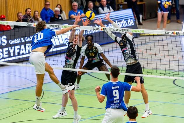 09 11 2025, GER, Volleyball, Season 2025 2026, Men, DVV Cup, Round of 16, Blue Volleys Gotha Barock Volleys MTV Ludwigsburg Lauritz Jastrow Blue Volleys Gotha 99867 Gotha Sporthalle Sportanlage Ernesti Thüringen Germany
