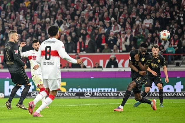 Deniz Undav (VfB Stuttgart) Torschuss zum 3:2 waehrend des spiels der Bundesliga zwischen VfB Stuttgart und FC Augsburg, MHPArena Stuttgart am 09. November 2025 in Stuttgart, Deutschland. (Foto von Harry Langer DeFodi Images) +++ Deniz Undav (VfB Stuttgart) scores his team s third goal during the Bundesliga match between VfB Stuttgart and FC Augsburg at MHPArena Stuttgart on November 9, 2025 in Stuttgart, Germany. (Photo by Harry Langer DeFodi Images) DFL regulations prohibit any use of photographs as image sequences and or quasi-video. (Photo by Harry Langer DeFodi Images) DFL regulations prohibit any use of photographs as image sequences and or quasi-video. Deniz Undav VfB Stuttgart Torschuss zum 3 2 waehrend des spiels der Bundesliga zwischen VfB Stuttgart und FC Augsburg, MHPArena Stuttgart am 09 November 2025 in Stuttgart, Germany Photo by Harry Langer DeFodi Images Deniz Undav VfB Stuttgart scores his team s third goal during the Bundesliga match between VfB Stuttgart and FC Augsburg at MHPArena Stuttgart on November 9, 2025 in Stuttgart, Germany Photo by Harry Langer DeFodi Images DFL regulations prohibit any use of photographs as image sequences and or quasi video Photo by Harry Langer DeFodi Images DFL regulations prohibit any use of photographs as image sequences and or quasi video