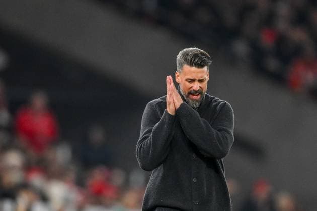 Trainer Sandro Wagner (FC Augsburg) gestikuliert, gestik enttaeusscht waehrend des spiels der Bundesliga zwischen VfB Stuttgart und FC Augsburg, MHPArena Stuttgart am 09. November 2025 in Stuttgart, Deutschland. (Foto von Harry Langer DeFodi Images) +++ Trainer Sandro Wagner (FC Augsburg) gestures looks dejected during the Bundesliga match between VfB Stuttgart and FC Augsburg at MHPArena Stuttgart on November 9, 2025 in Stuttgart, Germany. (Photo by Harry Langer DeFodi Images) DFL regulations prohibit any use of photographs as image sequences and or quasi-video. (Photo by Harry Langer DeFodi Images) DFL regulations prohibit any use of photographs as image sequences and or quasi-video. Trainer Sandro Wagner FC Augsburg gestures, gestures dejected during the Bundesliga match between VfB Stuttgart and FC Augsburg, MHPArena Stuttgart on November 09, 2025 in Stuttgart, Germany Photo by Harry Langer DeFodi Images Trainer Sandro Wagner FC Augsburg gestures looks dejected during the Bundesliga match between VfB Stuttgart and FC Augsburg at MHPArena Stuttgart on November 9, 2025 in Stuttgart, Germany Photo by Harry Langer DeFodi Images DFL regulations prohibit any use of photographs as image sequences and or quasi video Photo by Harry Langer DeFodi Images DFL regulations prohibit any use of photographs as image sequences and or quasi video