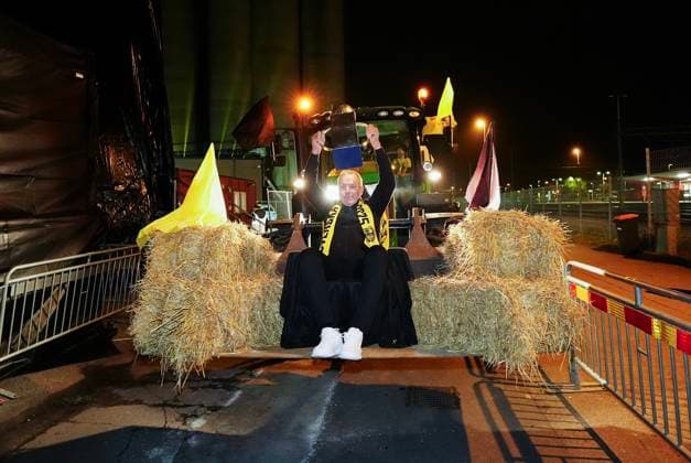 SÖLVESBORG, SWEDEN 20251109 Mjällbys sports director Hasse Larsson with the Swedish Championship trophy arrives at the official gold celebration in Sölvesborg on a tractor bucket on Sunday evening SÖLVESBORG SWEDEN x9200x  Copyright: xBjörnxLarssonxRosvall TTx MJÄLLBY SM-GULD