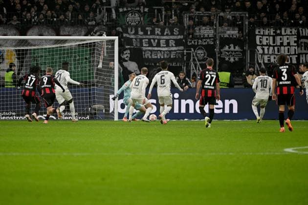 09 11 2025, xpsx, Fussball 1 Bundesliga, Eintracht Frankfurt 1 FSV Mainz 05 v l Ritsu Doan Eintracht Frankfurt Torschuetze, erzielt das Tor, Treffer, scores the goal 1 0 Robin Zentner FSV Mainz 05 DFL DFB REGULATIONS PROHIBIT ANY USE OF PHOTOGRAPHS as IMAGE SEQUENCES and or QUASI VIDEO Frankfurt am Main