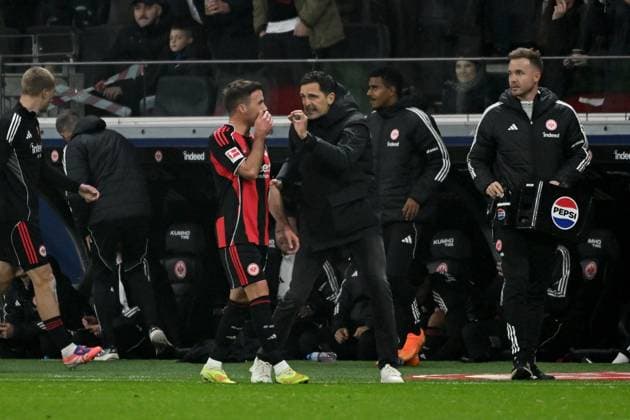 09 11 2025, xpsx, Fussball 1 Bundesliga, Eintracht Frankfurt 1 FSV Mainz 05 v l Mario Götze Goetze Eintracht Frankfurt coach Dino Toppmöller Toppmoeller Eintracht Frankfurt gives instructions, gesticulates, gesticulate with arms gives instructions, gesticulate DFL DFB REGULATIONS PROHIBIT ANY USE OF PHOTOGRAPHS as IMAGE SEQUENCES and or QUASI VIDEO Frankfurt am Main