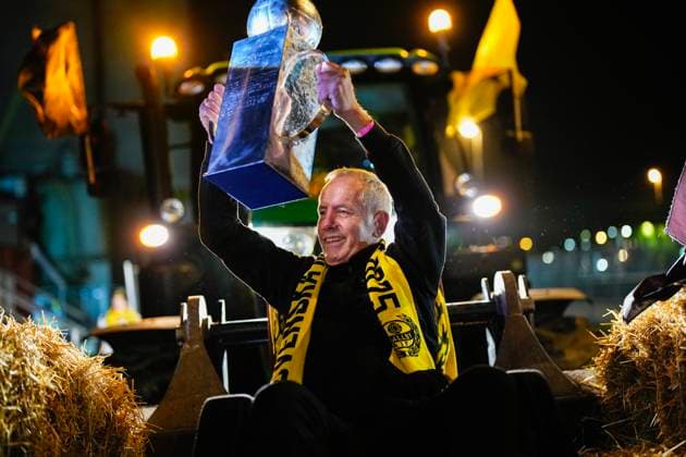 SÖLVESBORG, SWEDEN 20251109 Mjällbys sports director Hasse Larsson with the Swedish Championship trophy arrives at the official gold celebration in Sölvesborg on a tractor bucket on Sunday evening SÖLVESBORG SWEDEN x9200x  Copyright: xBjörnxLarssonxRosvall TTx MJÄLLBY SM-GULD