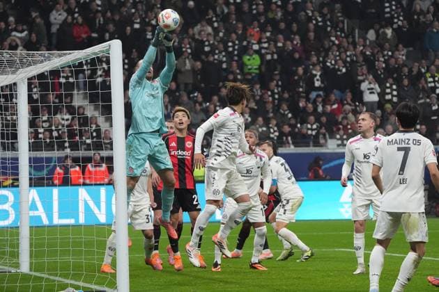 Goalkeeper Robin Zentner 1 FSV Mainz 05, 27 clears Frankfurt 09 11 2025 Eintracht Frankfurt vs 1 FSV Mainz 05, Deutsche Bank Park, Matchday 10 Bundesliga