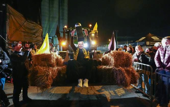 SÖLVESBORG, SWEDEN 20251109 Mjällbys sports director Hasse Larsson with the Swedish Championship trophy arrives at the official gold celebration in Sölvesborg on a tractor bucket on Sunday evening SÖLVESBORG SWEDEN x9200x  Copyright: xBjörnxLarssonxRosvall TTx MJÄLLBY SM-GULD